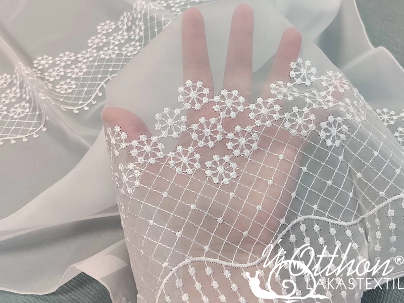 Csenge - fehér, bordűrös hímzett voile - 290cm